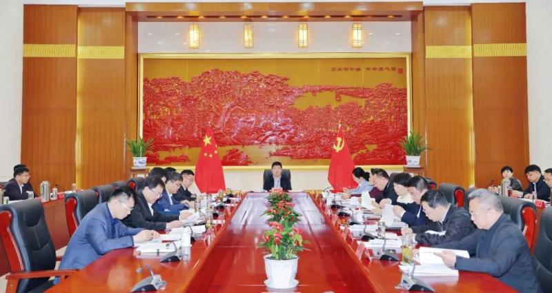 县委书记胡晓峰主持召开县委常委会会议